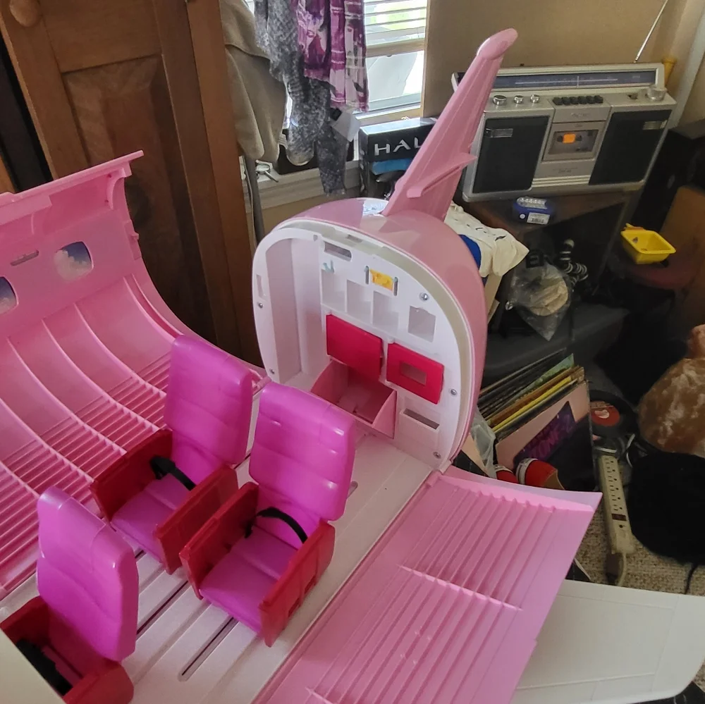 Barbie Glamour Jet - Picture 12 of 16